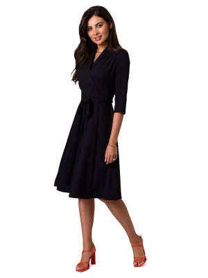 Rozkloszowana sukienka kopertowa z wiązaniem w pasie beżowa BeWear