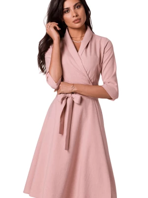 Rozkloszowana sukienka kopertowa z wiązaniem w pasie różowa BeWear