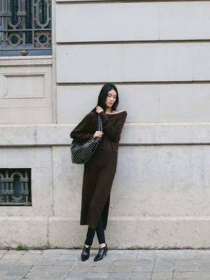 Rozkloszowana sukienka z cienkiej dzianiny czekoladowy - Kobieta - - MANGO