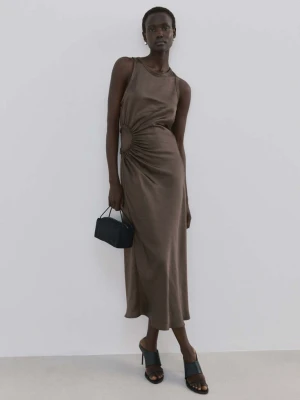 Rozkloszowana sukienka z marszczona z boku norkowy szary - Kobieta - - MANGO