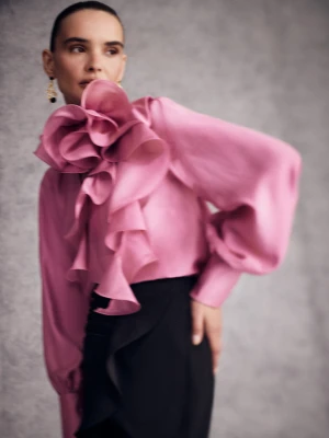 Różowa bluzka z eleganckim, przestrzennym kwiatem TARANKO