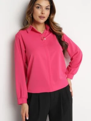 Różowa Bluzka z Kołnierzem i Ozdobną Broszką z Perłą Klaviona j&x