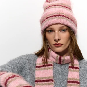 Różowa czapka beanie w paski z domieszką wełny House
