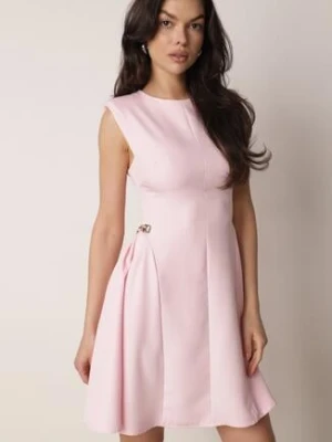 Różowa Elegancka Sukienka Bez Rękawów Zdobiona Przypinkami w Talii Rhaegina Allyson
