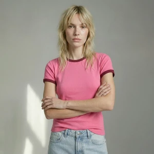 Różowa koszulka z bordowymi lamówkami i okrągłym dekoltem House