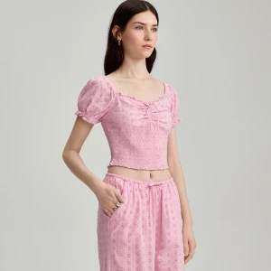 Różowa krótka bluzka z bufiastymi rękawami i haftem angielskim House