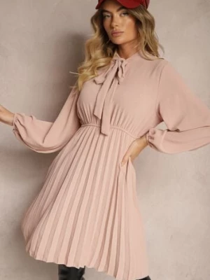 Różowa Plisowana Sukienka o Eleganckim Kroju z Wiązaniem przy Dekolcie i Gumką w Pasie Belorinda j studio