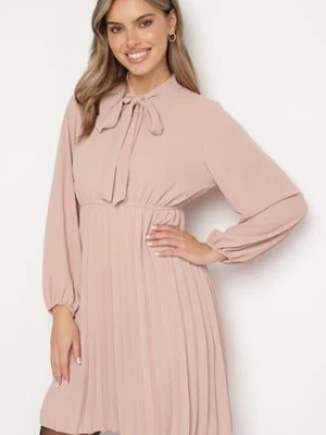 Różowa Plisowana Sukienka z Ozdobnym Wiązaniem i Gumką w Talii Melondria j studio