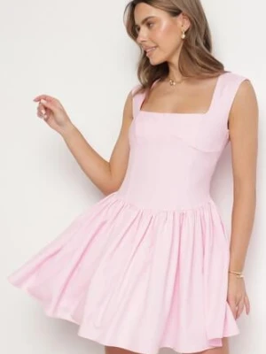 Różowa Rozkloszowana Sukienka Ozdobiona Kwadratowym Dekoltem Halelira retro & icone