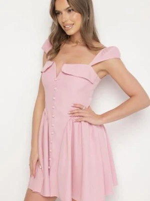 Różowa Rozkloszowana Sukienka z Ozdobnym Dekoltem i Guzikami Salasesia allyson