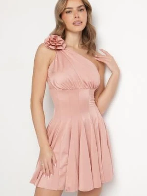 Różowa Satynowa Asymetryczna Sukienka Ozdobiona Kwiatem 3D Izaiva allyson