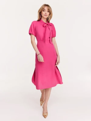 Różowa sukienka do kolan z kokardą przy szyi TARANKO