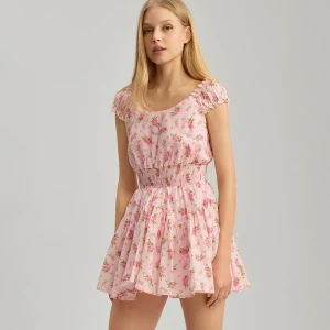 Różowa sukienka-kombinezon w kwiatki z tkaniny plumeti House