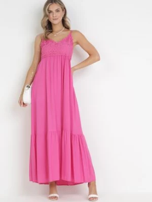 Różowa Sukienka Maxi z Ażurowym Dekoltem i Falbaną na Dole z Wiskozy Nelnin