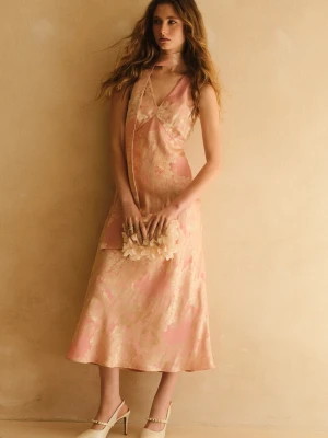 Różowa sukienka midi w jasne kwiaty TARANKO