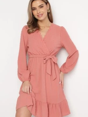 Różowa Sukienka Mini z Tkaniny Plumeti Z Koronką i Materiałowym Paskiem Difia rosa