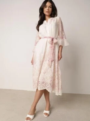 Różowa Sukienka o Prostym Kroju z Falbankami i Haftem Wiązana w Talii Nadina bisou's project