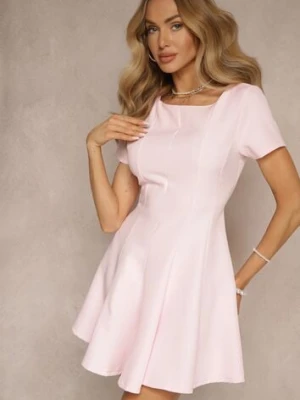Różowa Sukienka o Rozkloszowanym Kroju na Krótki Rękaw Zdobiona Przeszyciami Mepiza new collection