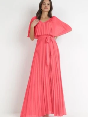Różowa Sukienka Plisowana z Szeroką Falbaną Przy Dekolcie Dinara lily rose