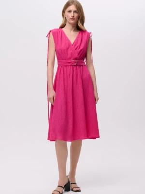 Różowa sukienka z efektowną klamrą w talii Greenpoint