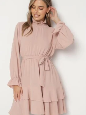 Różowa Sukienka z Falbanami i Marszczonym Golfem z Dodatkowym Wiązanym Paskiem Savelina j studio