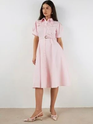 Różowa Sukienka z Koronką i Ozdobnym Paskiem oraz Kołnierzykiem Gavridia elsa.m by may