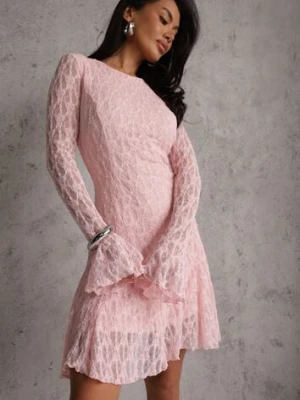 Różowa Sukienka z Koronki Ozdobiona Rozkloszowanymi Rękawami Cinalata allyson