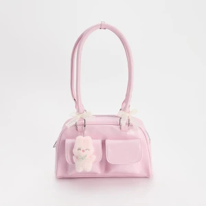 Różowa torebka z kokardkami i breloczkiem House
