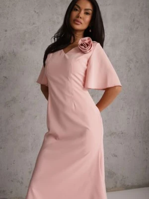 Różowa Zwiewna Sukienka Wieczorowa VICES z Aplikacją 3D w Kształcie Kwiatu Themira