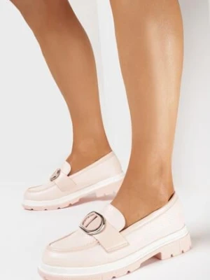 Różowe Mokasyny z Delikatnym Printem i Metalową Ozdobą Twista