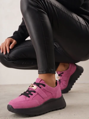 Różowo-Czarne Sneakersy ze Skóry Naturalnej na Platformie Zdobione Metalowym Zapięciem Jeannine Goodin