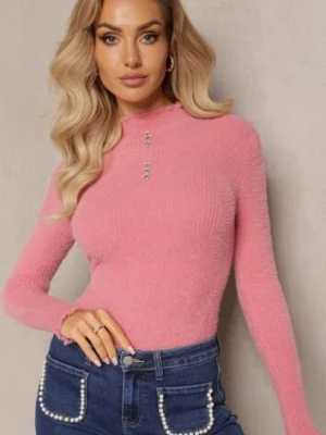 Różowy Futerkowy Sweter z Wełny z Półgolfem i Ozdobnymi Guzikami Zekluna j&x