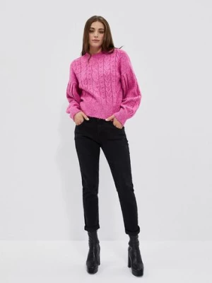 Różowy sweter damski w warkoczowy splot Moodo