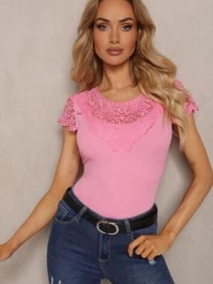 Różowy T-shirt z Prążkowanego Materiału z Koronkowymi Rękawami i Dekoltem Hlilada fashion