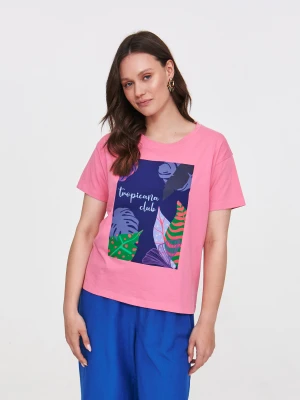 Różowy t-shirt z tropikalnym nadrukiem