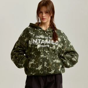 Rozpinana bluza camo z kapturem i nadrukiem Untamed House