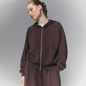 Rozpinana bluza z kapturem i modalem w składzie basic czekoladowa House