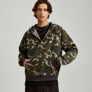 Zdjęcie produktu Rozpinana bluza z kapturem we wzór camo tree House