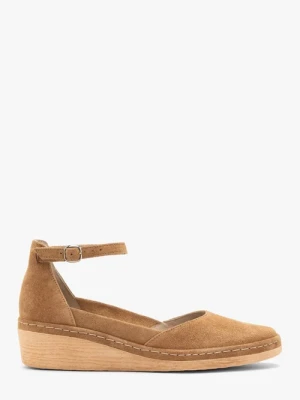 Rude czółenka na platformie z paskiem wokół kostki Ryłko