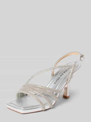 Sandał na obcasie z obszyciem ozdobnymi kamieniami Alma en Pena