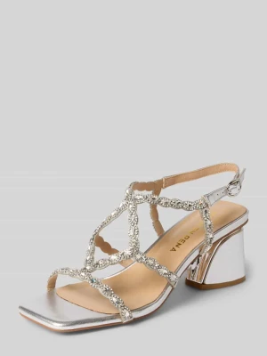 Sandałki z obszyciem ozdobnymi kamieniami i obcas słupek Alma en Pena