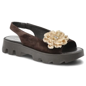 Sandały damskie Chebello, cholewka ze skóry naturalnej zamszowej wsuwane z ozdobną broszką, brązowe, 5057_-105-000-PSK-S323