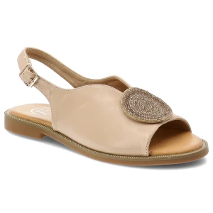 Sandały damskie Filippo, cholewka ze skóry ekologicznej na płaskiej podeszwie z elegancką broszką, beżowe, DS6229/26