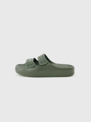 Sandały kąpielowe Lacoste khaki