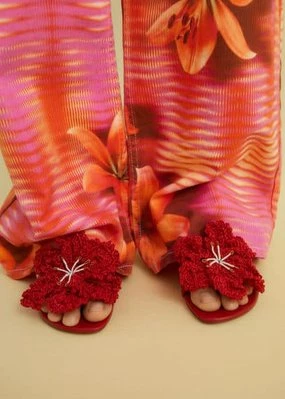 Skórzane sandały z kwiatem na obcasie Mango