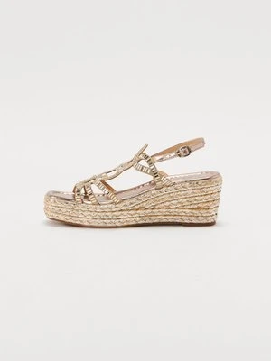 Sandały na koturnie Alma en Pena