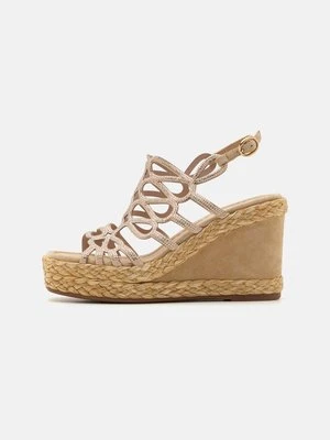 Sandały na koturnie Alma en Pena