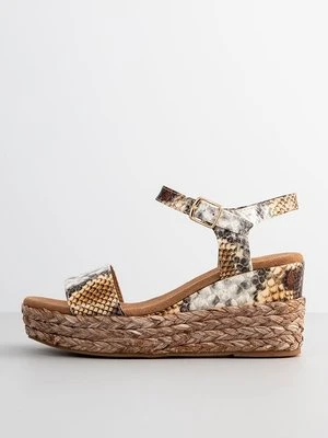 Sandały na koturnie Alma en Pena