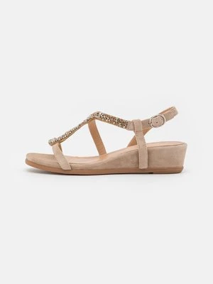 Sandały na koturnie Alma en Pena