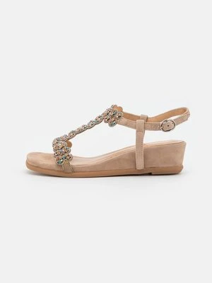 Sandały na koturnie Alma en Pena